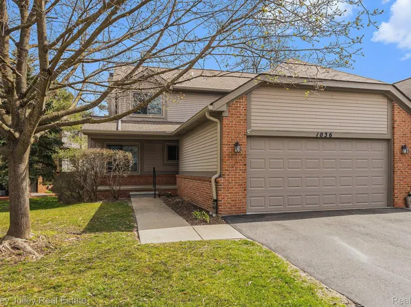 1036 Pinewood Ct, Brighton, MI 48116