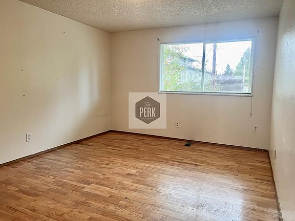 5th image of 2710 Hemlock Dr