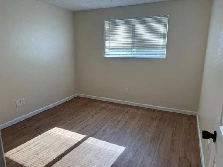 1126 Neil St NE — Photo 6