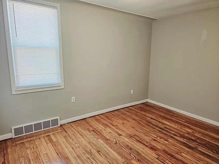 5696 N Vernon St — Photo 9