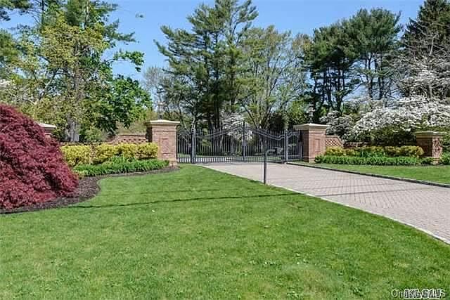 1st image of 20 Meadowood Lane