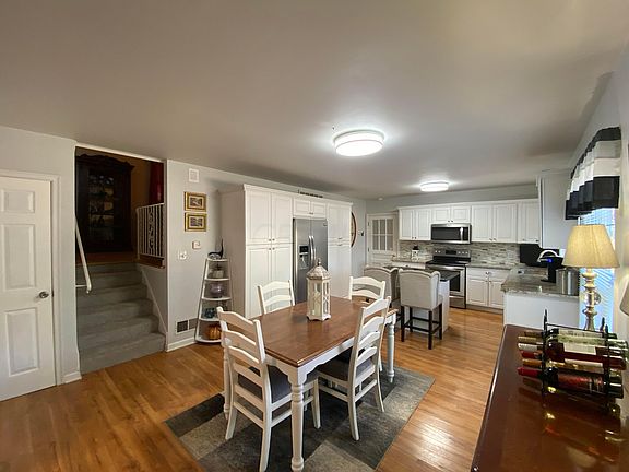 3rd image of 7689 Broadwyn Dr