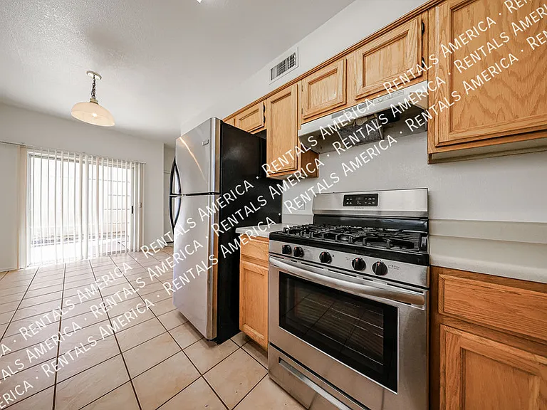 1022 W Westchester Ave — Photo 15