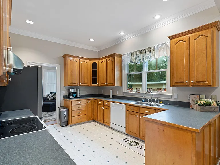 21414 Mary St — Photo 10