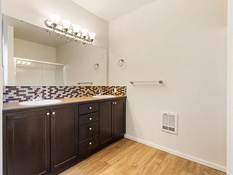 Creekside Apartments — Photo 38