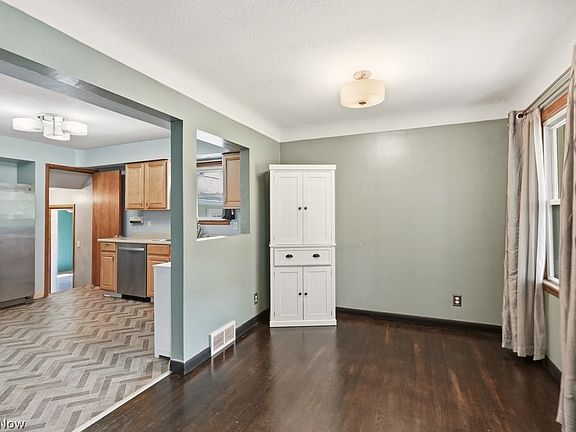 5th image of 8908 Falls Ln