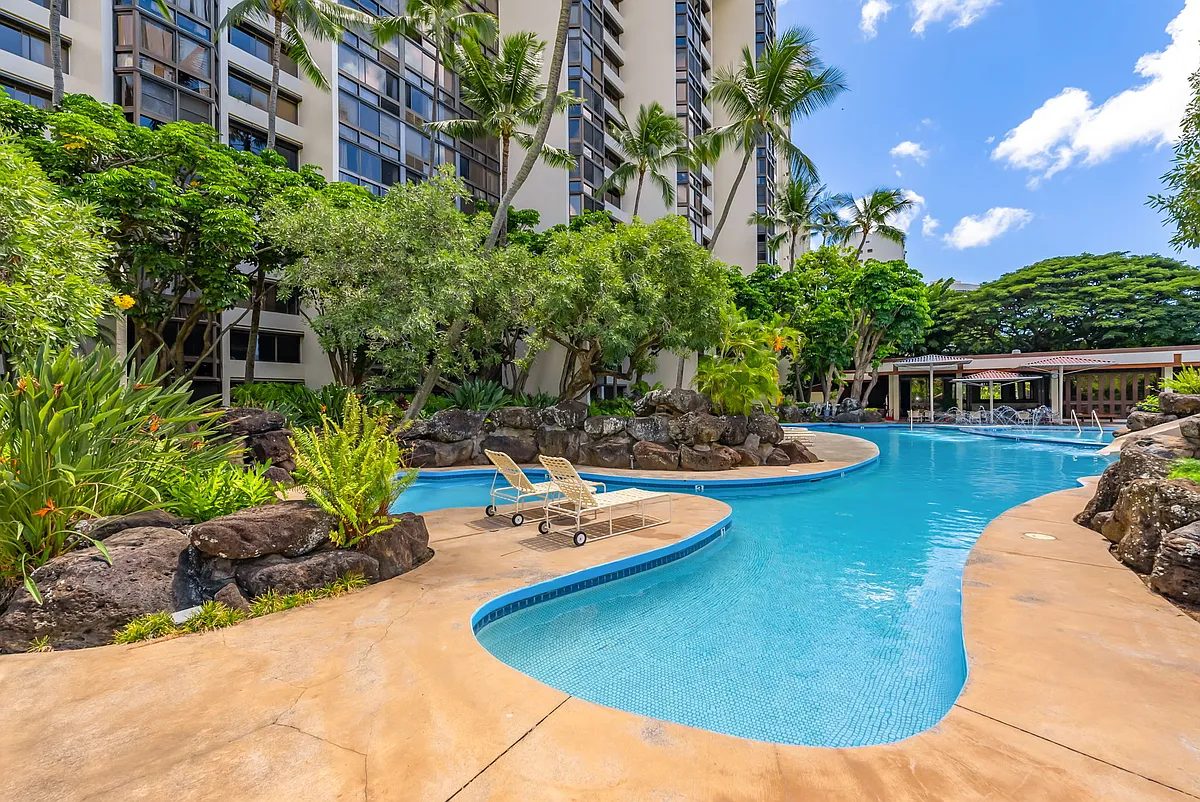 Photo 2 of 64 - 521 Hahaione St #2/2L - Honolulu, HI Building Photo - 521 Hahaione St #2/2L