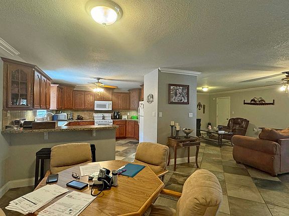 4th image of 902 W Tyler Ave