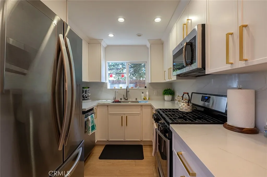 Building Photo - 10119 Pinewood Ave #108