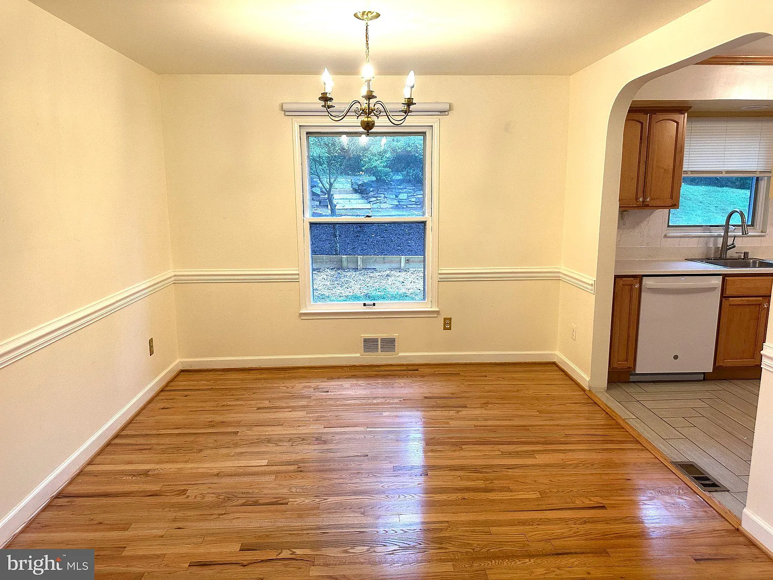 4 bed, 2.5 bath, 2588 sqft, $4,200 — Photo 4