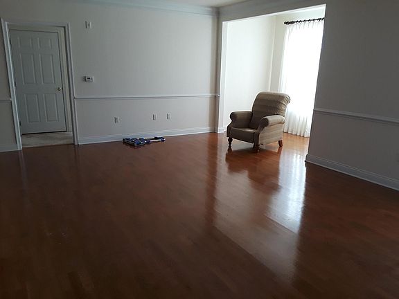 spacious living area, hardwood floor