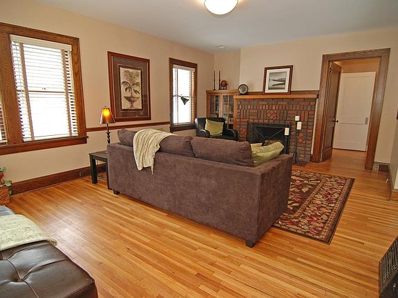 Comfy living room w/ hardwood floors