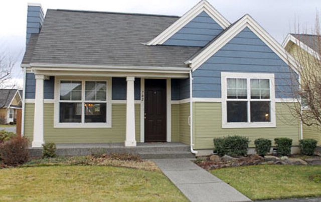 1st image of 702 SE Heron Dr