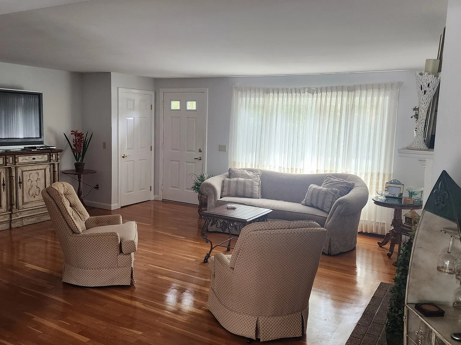 3 bed, 1184 sqft, $3,700 — Photo 3