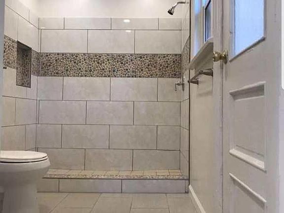 3rd image of 505 N Marengo Ave APT 4