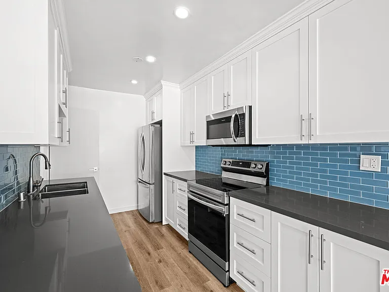 136 S Palm Dr #305 — Photo 6