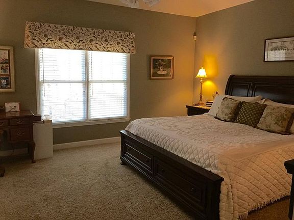 Master bedroom : located on opposite side of guest rooms