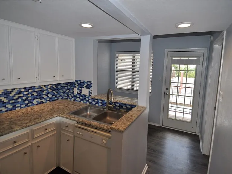 706 W 22nd St #305 — Photo 8