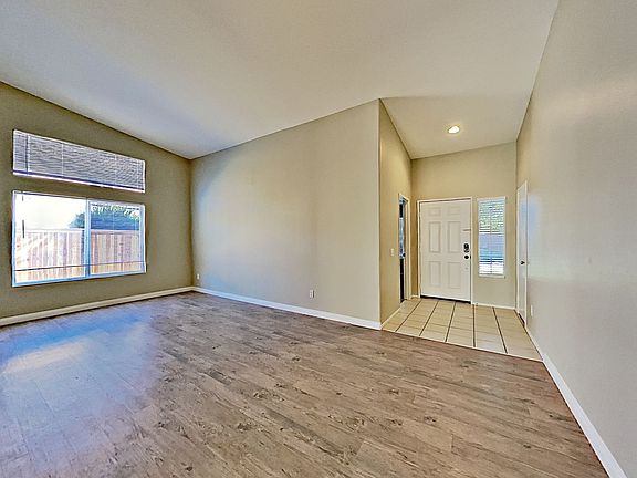 4th image of 32589 Dahlia Ln