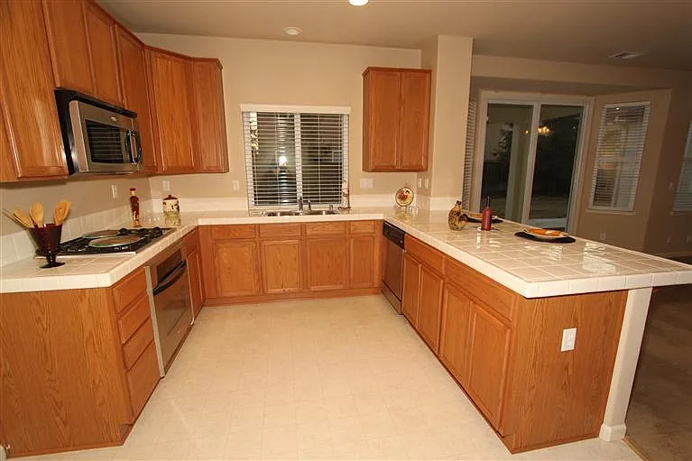 2326 S Caesar Ave — Photo 2