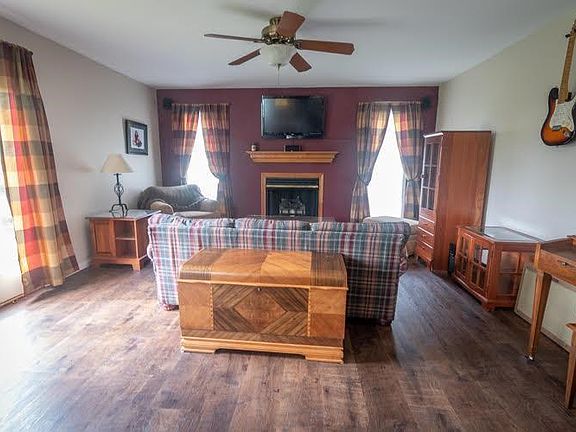 3rd image of 184 Tewksbury Ct