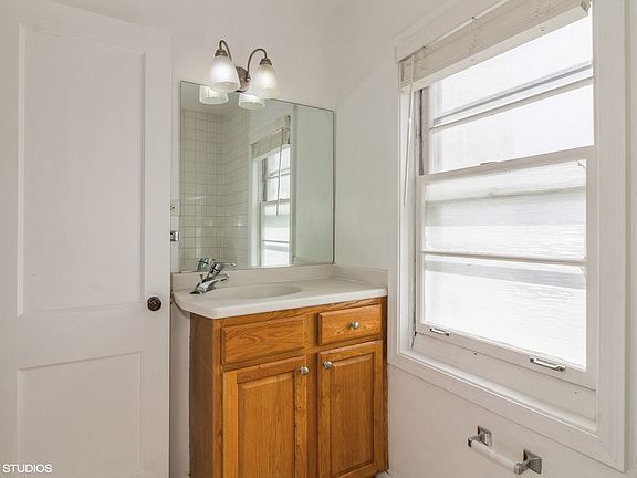 2nd image of 10 E Jefferson Ave #4