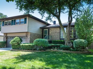 126 Mockingbird Ln, Wheeling, IL 60090