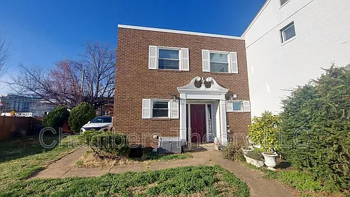 1021 1st St Photo 1