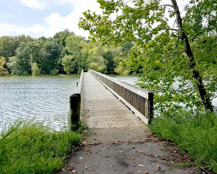10 min drive to Long Hunter State Park with
walking/hiking trails, kayaking rentals, grills and volleyball courts, playground, visitor center, fishing doc or look out