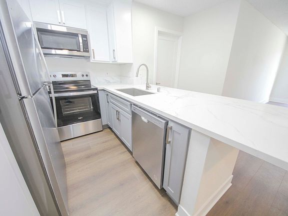 5th image of 418 Pier Ave #207