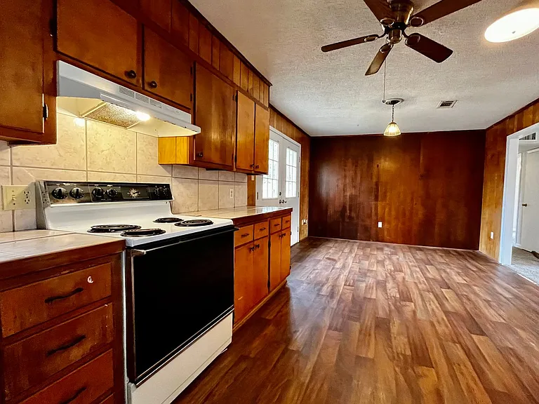 120 Western Hills Dr — Photo 3