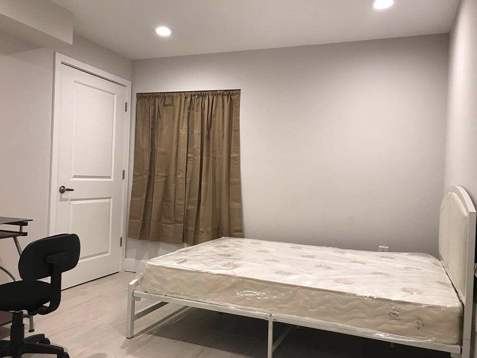 each room is furnished with full size bed, a desk and a chai