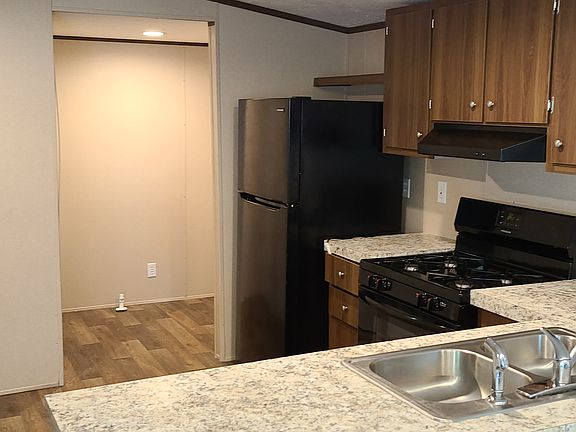2nd image of 9 Pearl Dr #9