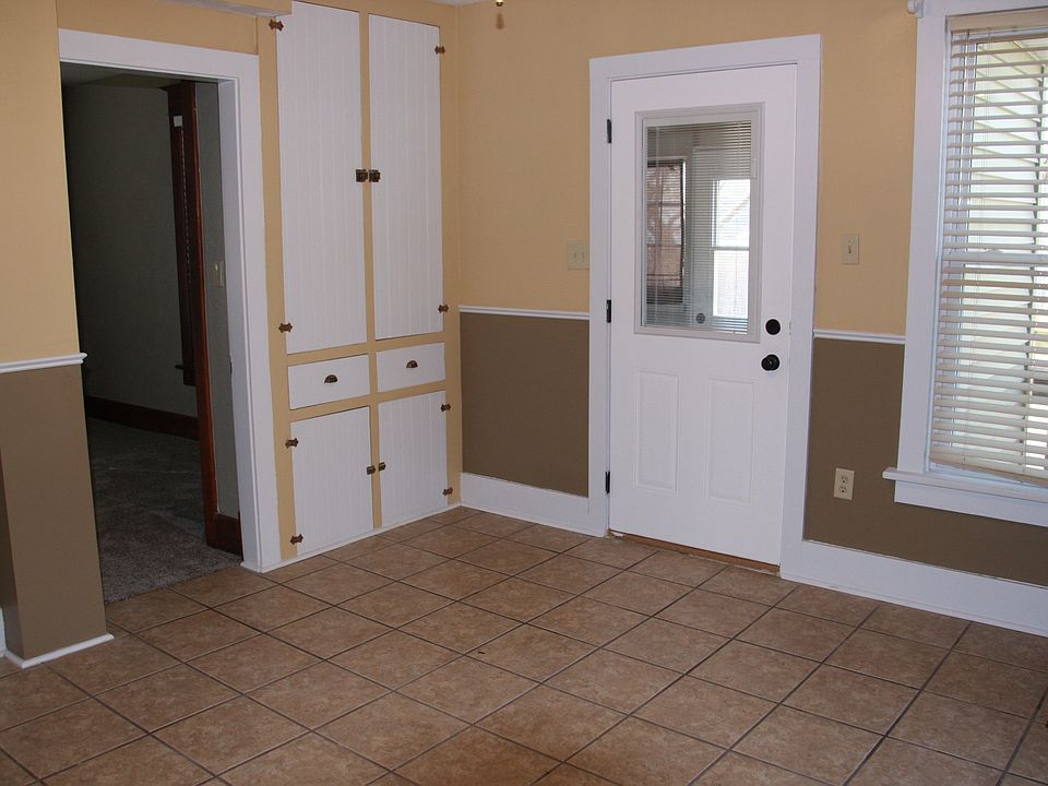 Eat-in kitchen