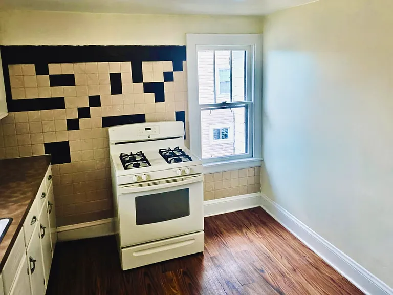 1404 Eastwood Ave — Photo 10