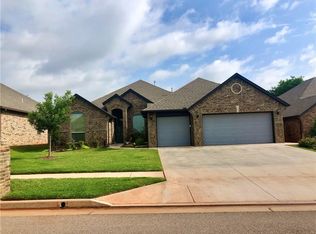 2521 SE 38th St, Moore, OK 73160