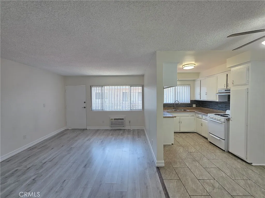 2 bed, 850 sqft, $2,395 — Photo 2