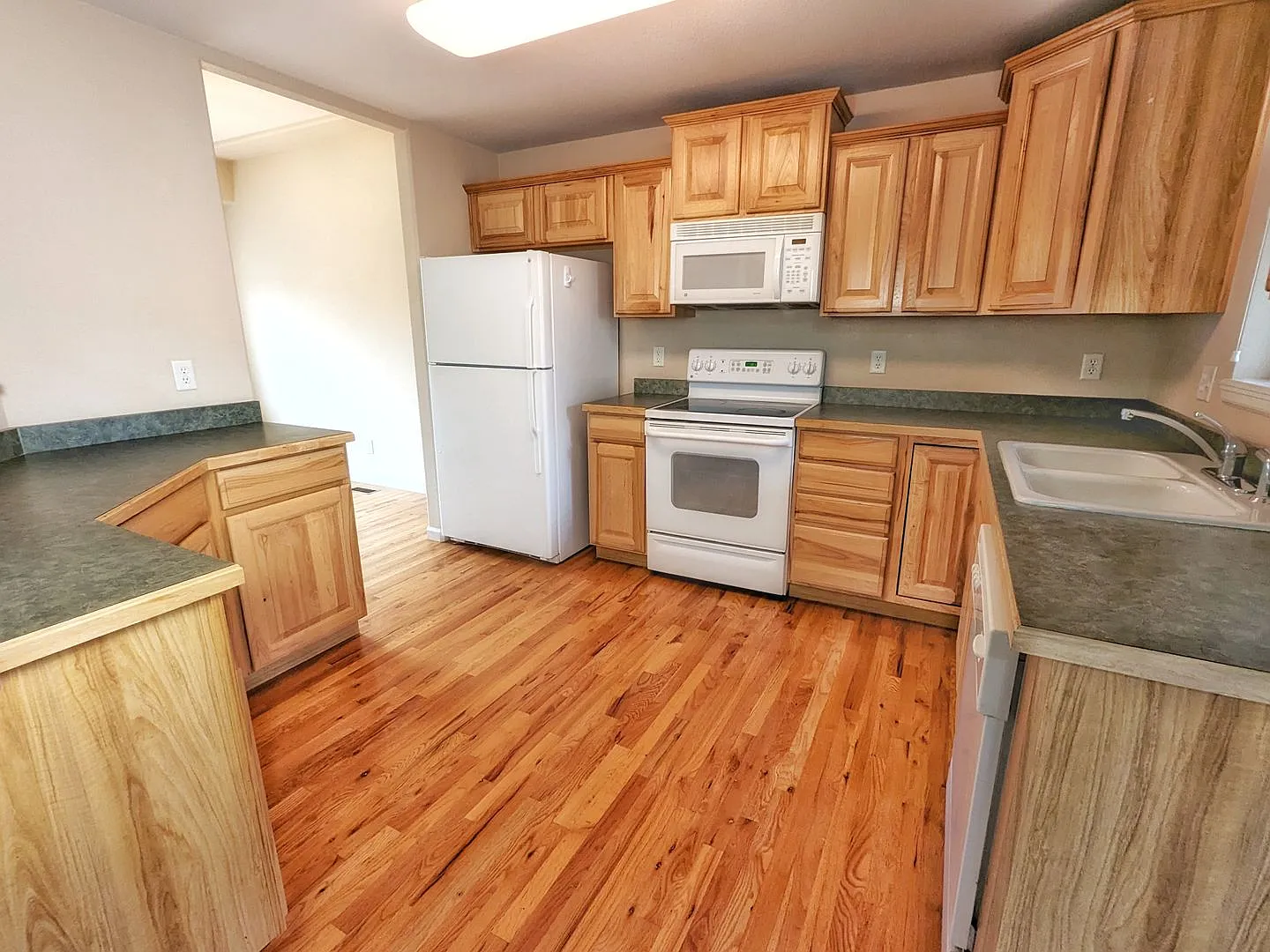 Large Townhome — Photo 3