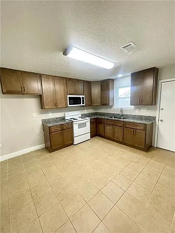 2205 Argyll St — Photo 6