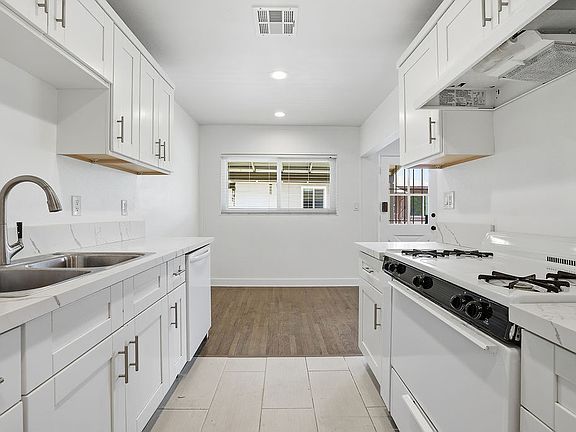 5th image of 14153 Moorpark St