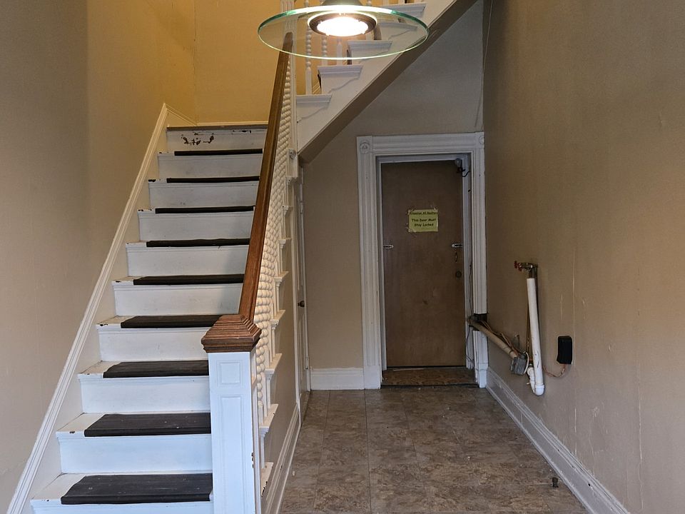 Fron entrance and laundry hook up,