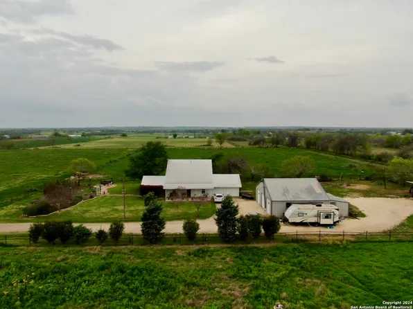 370 COUNTY ROAD 7712, Devine, TX 78016