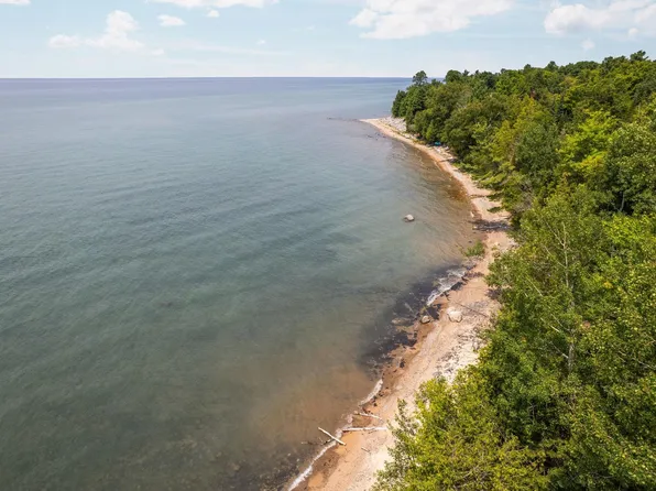 11167 Lake Shore Dr, Charlevoix, MI 49720