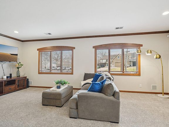 5th image of 439 W Horseshoe Dr