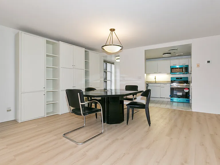 100 Cuttermill Rd — Photo 10