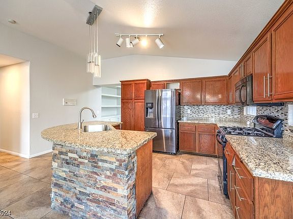 3rd image of 1675 English Rose Dr