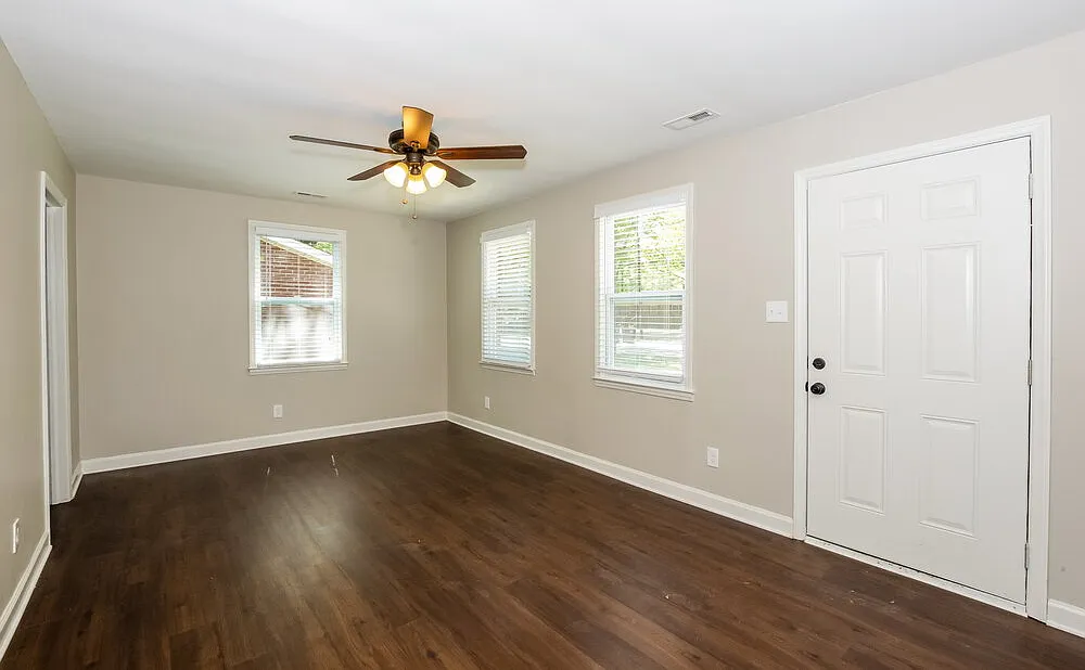 3 bed, 1.0 bath, 864 sqft, $1,635 — Photo 2