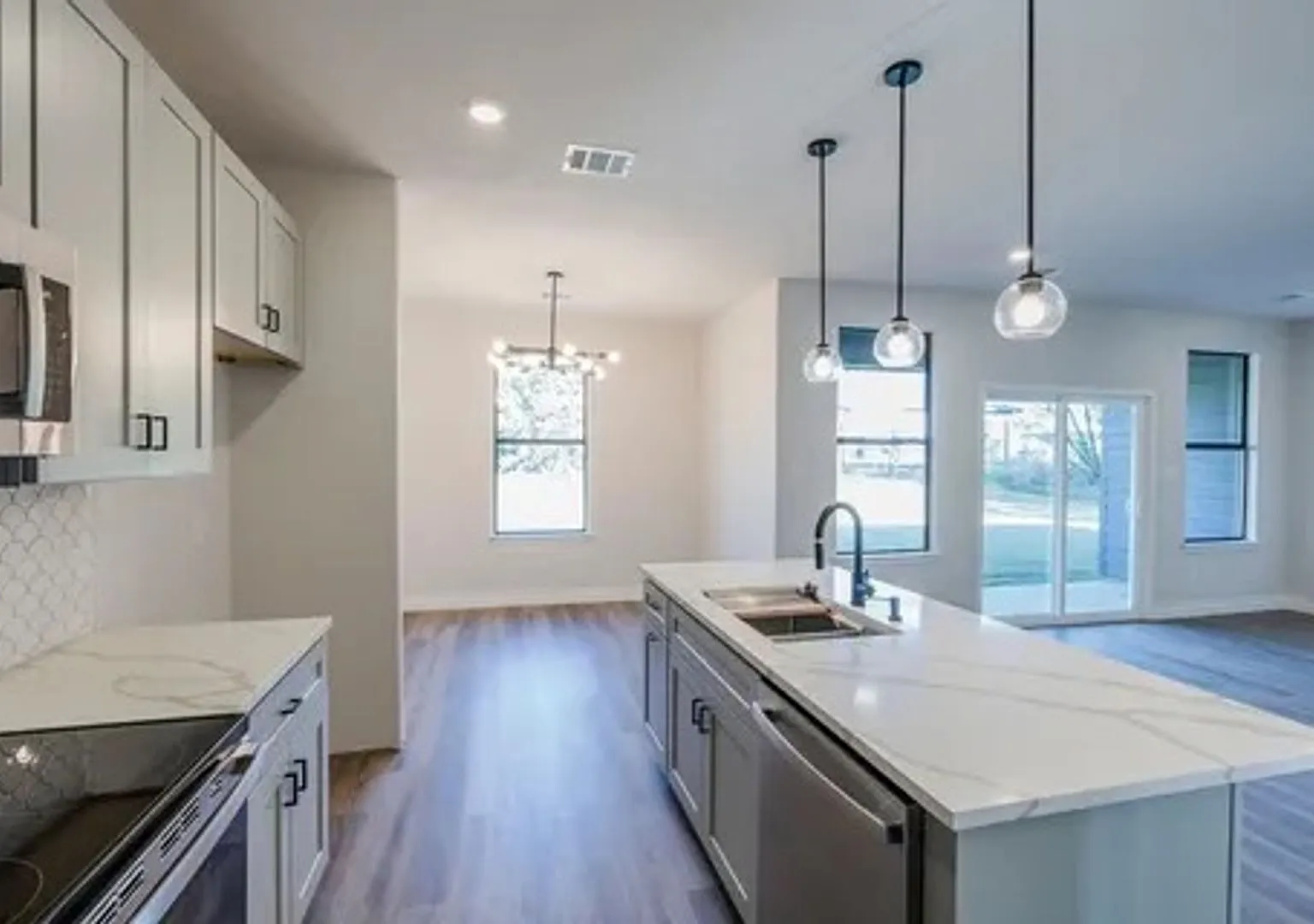 Coming Soon! Beautiful 4/2/2 Lots Of Amenities — Photo 4
