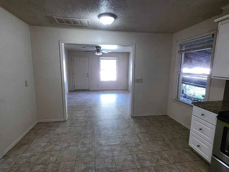 513 N Forest St — Photo 11