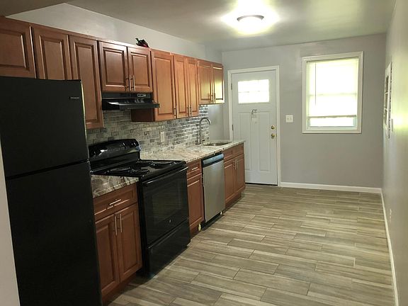 GRANITE COUNTER TOP EAT IN KITCHEN